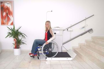 Rollstuhllift Delta mit einer Frau im Innenbereich